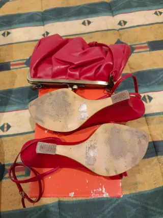 Sandalias Lodi Talla 38 y Bolso Rojo de Blanco