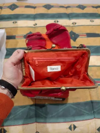 Sandalias Lodi Talla 38 y Bolso Rojo de Blanco