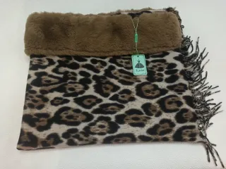 Sciarpa poncho leopardato con pelliccia