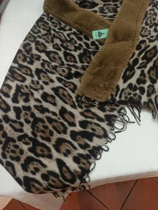 Sciarpa poncho leopardato con pelliccia