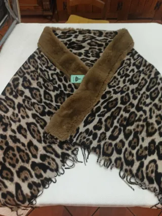 Sciarpa poncho leopardato con pelliccia