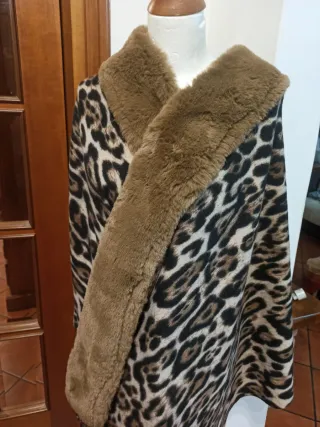 Sciarpa poncho leopardato con pelliccia