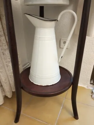 Jarra aguamanil blanca esmaltada