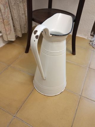 Jarra aguamanil blanca esmaltada