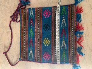 Borsa a tracolla tessuta a mano con motivi decori