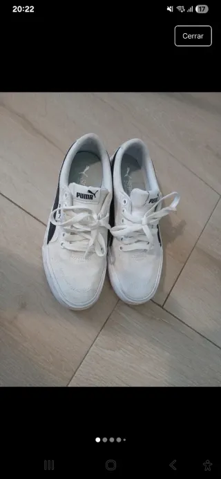 Zapatillas Puma Blancas y Negras.