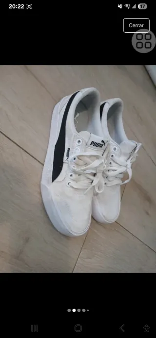 Zapatillas Puma Blancas y Negras.