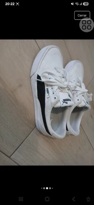 Zapatillas Puma Blancas y Negras.