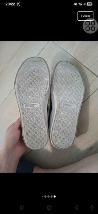 Zapatillas Puma Blancas y Negras.