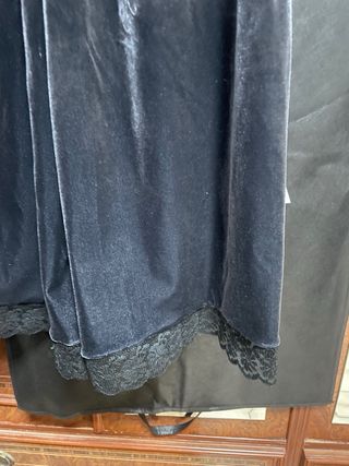 Mono largo terciopelo gris, con encaje abajo