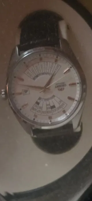 Varios relojes automáticos y enrolladores de reloj