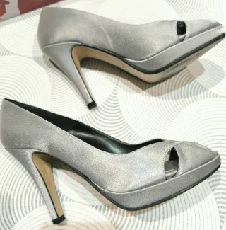 Zapatos de tacón plateados.