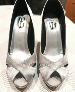 Zapatos de tacón plateados.