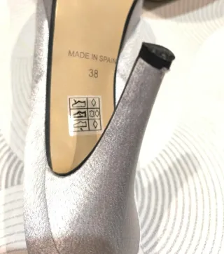 Zapatos de tacón plateados.