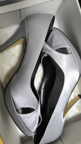 Zapatos de tacón plateados.