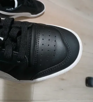 Zapatillas Puma Negras y Blancas