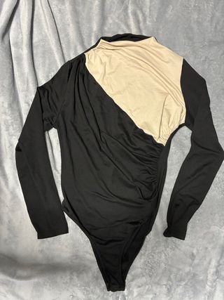 Body manga larga con escote asimétrico