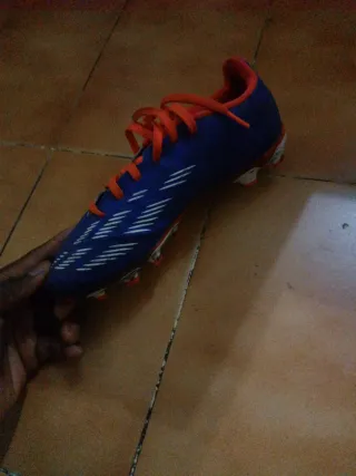 Botas de fútbol Adidas azules y naranjas