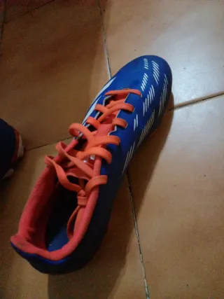 Botas de fútbol Adidas azules y naranjas