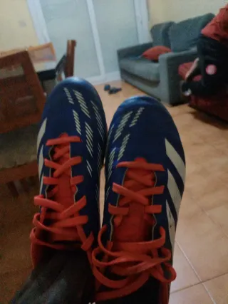 Botas de fútbol Adidas azules y naranjas