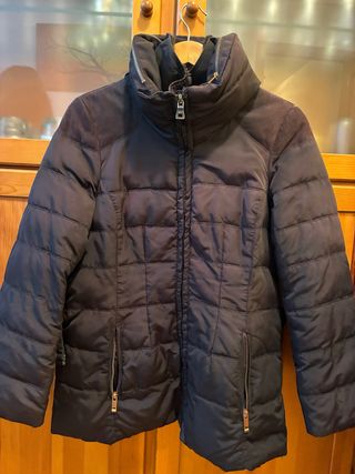 Abrigo negro acolchado plumas y cinturón