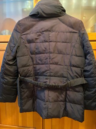 Abrigo negro acolchado plumas y cinturón