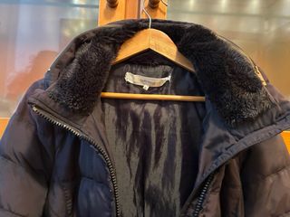 Abrigo negro acolchado plumas y cinturón