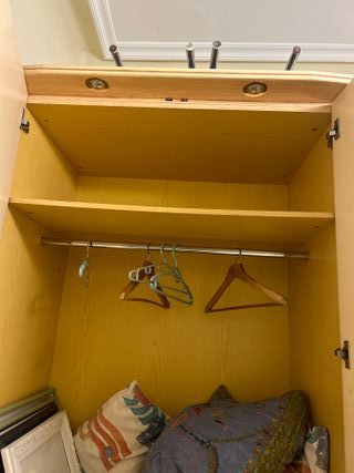 Armario de madera y tela