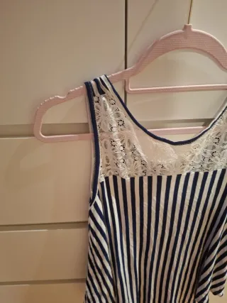 Camiseta de mujer con rayas y encaje
