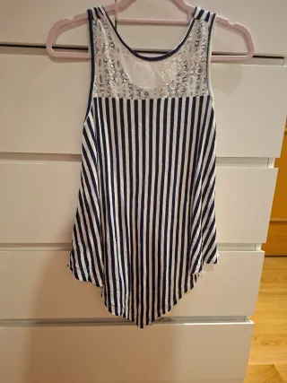 Camiseta de mujer con rayas y encaje