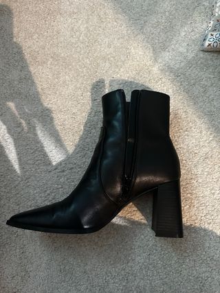 Botín piel Mango tacón negro