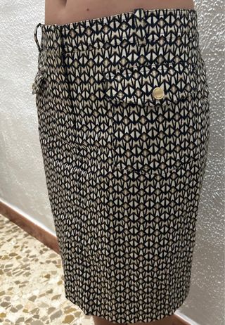 Falda estampada beige y negra.