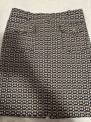 Falda estampada beige y negra.