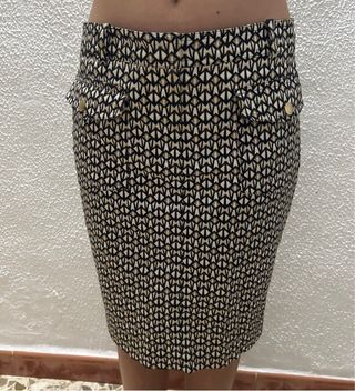 Falda estampada beige y negra.