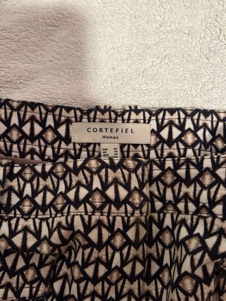 Falda estampada beige y negra.