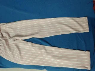 Pantalón de tubo rosa con rayas blancas