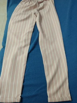 Pantalón de tubo rosa con rayas blancas