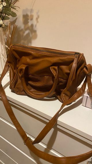 Bolso camel de piel con detalles perforados