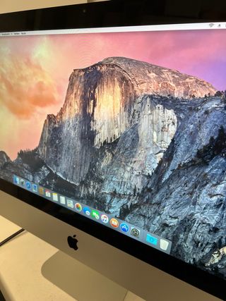 Ordenador Apple con teclado inalámbrico iMac