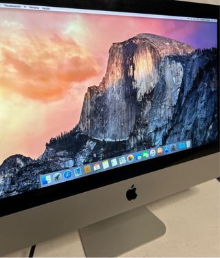 Ordenador Apple con teclado inalámbrico iMac