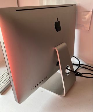 Ordenador Apple con teclado inalámbrico iMac