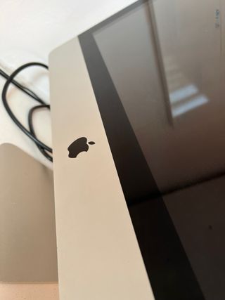 Ordenador Apple con teclado inalámbrico iMac