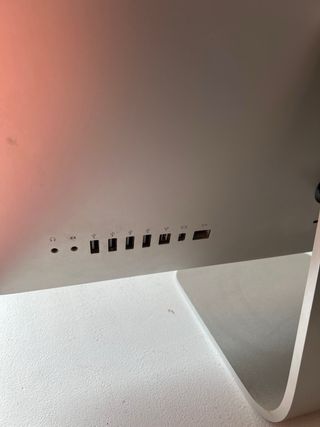 Ordenador Apple con teclado inalámbrico iMac