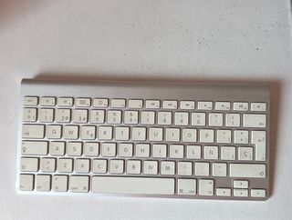 Ordenador Apple con teclado inalámbrico iMac