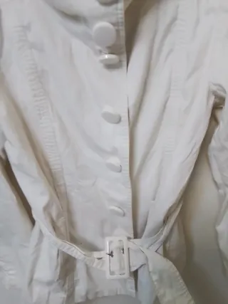 Chaqueta gabardina corta blanca