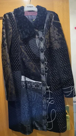 Abrigo Desigual Patchwork Negro y Dorado