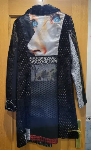Abrigo Desigual Patchwork Negro y Dorado