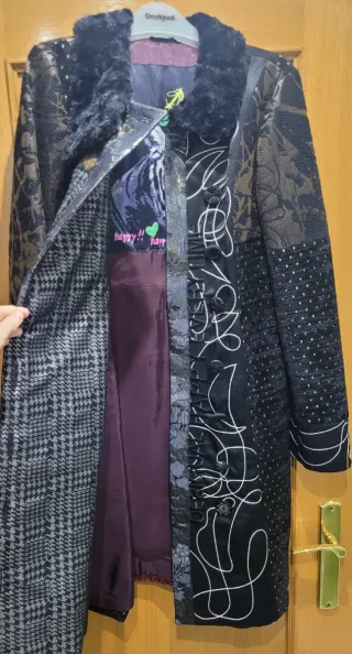 Abrigo Desigual Patchwork Negro y Dorado