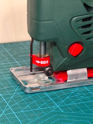 Sierra de calar BOSCH PST 680 E + 11 hojas sierra