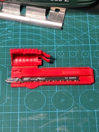 Sierra de calar BOSCH PST 680 E + 11 hojas sierra